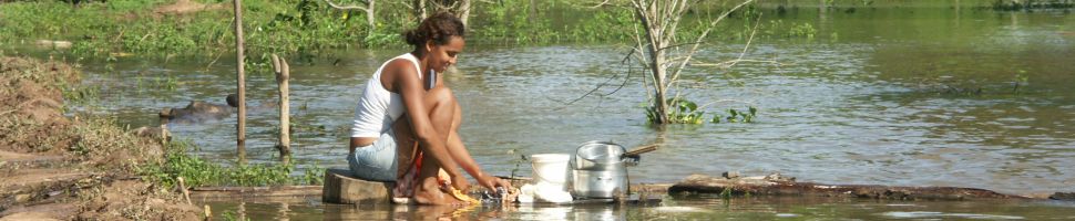 Wassen in de lokale rivier