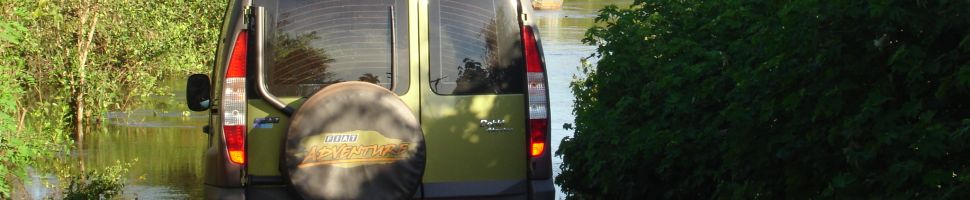 Auto rijdend door water